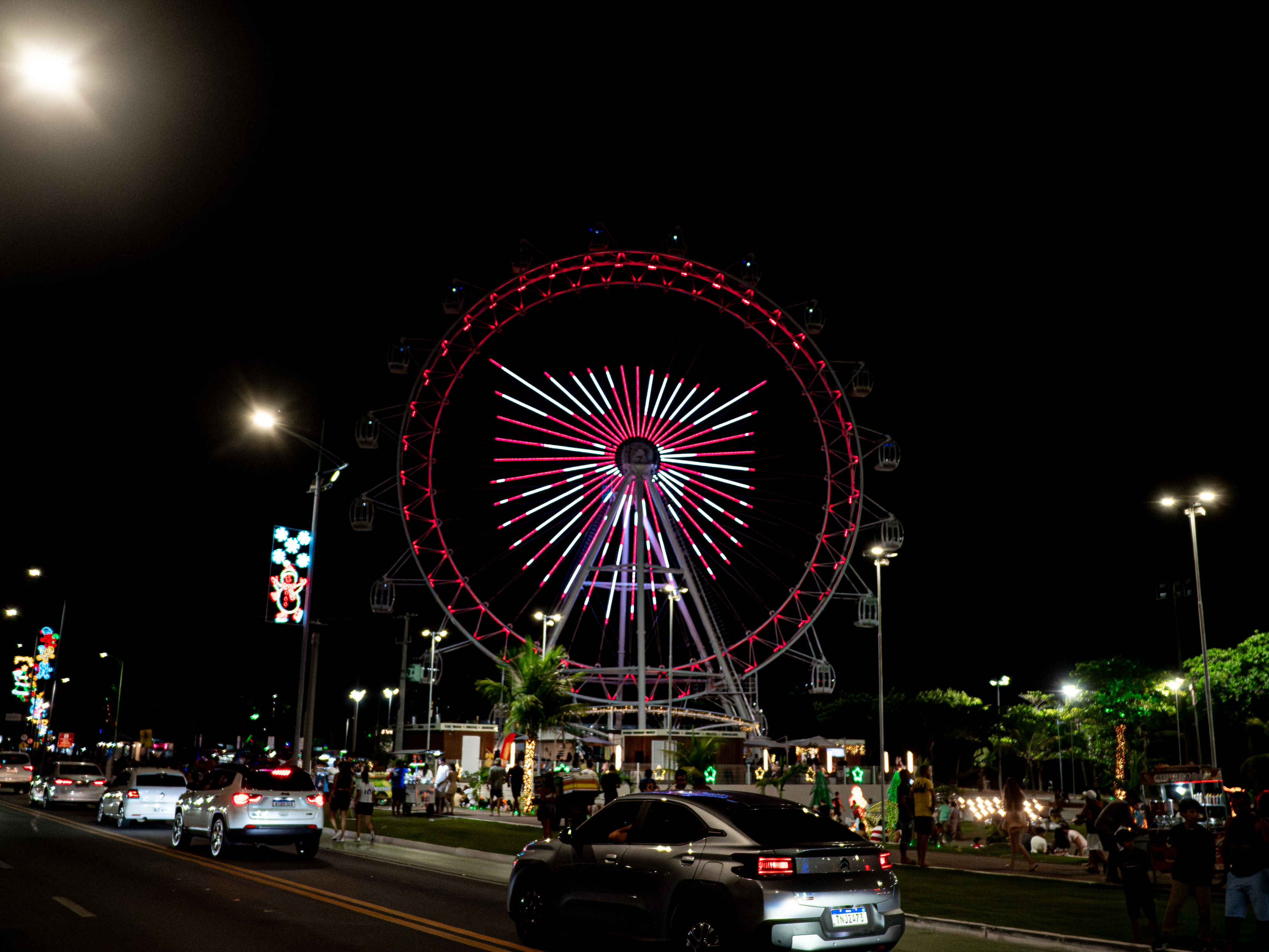Malvadão Noel presenteia a torcida e escudo do CRB brilha em imagem espetacular na Roda Gigante