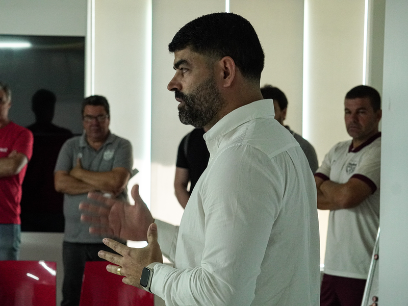 Novo diretor de futebol, Ari Barros, acompanha treino no CT Ninho do Galo