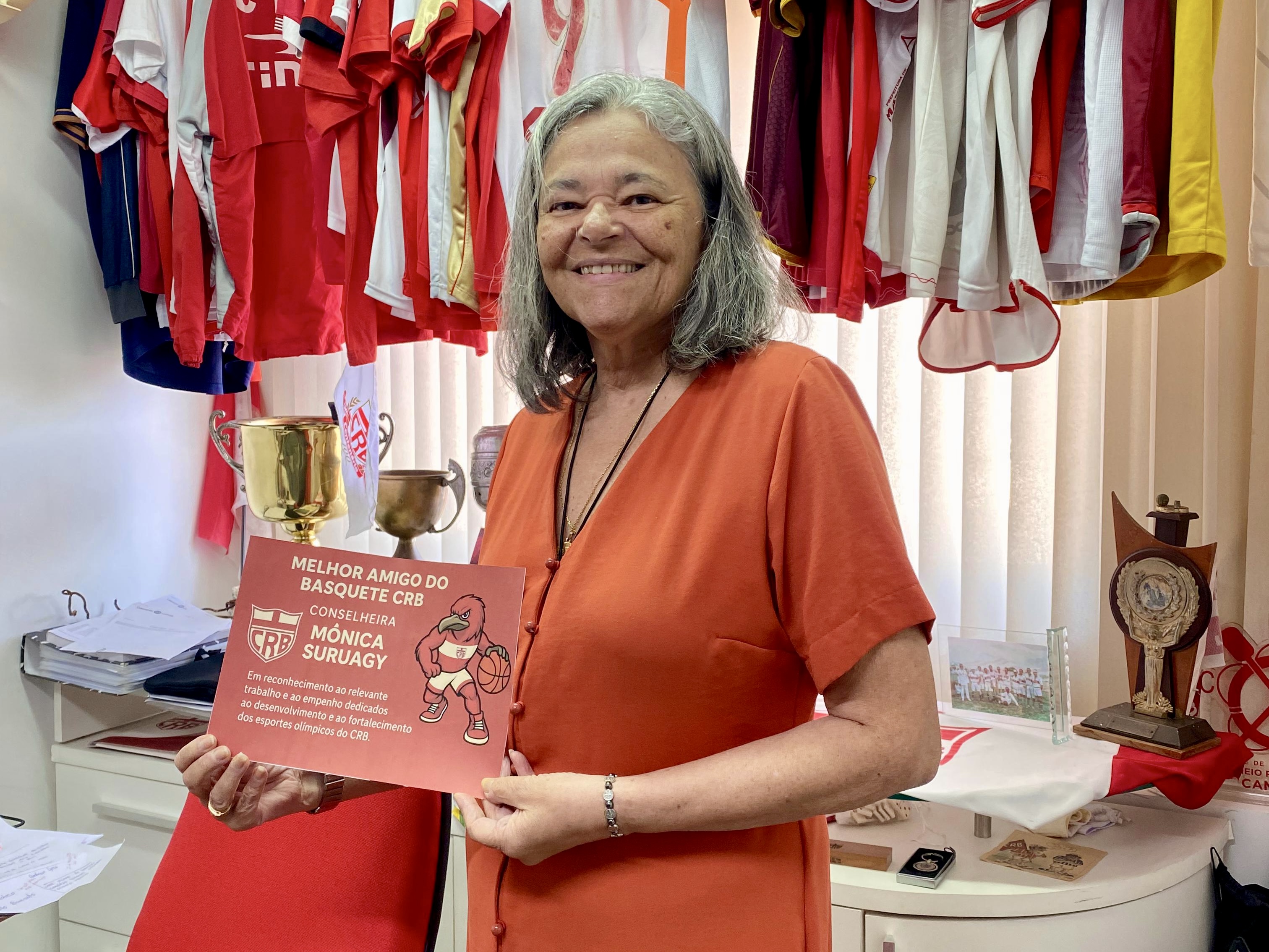 Vice-presidente de Esportes Olímpicos, Mônica Suruagy recebe placa "Melhor Amigo do Basquete"