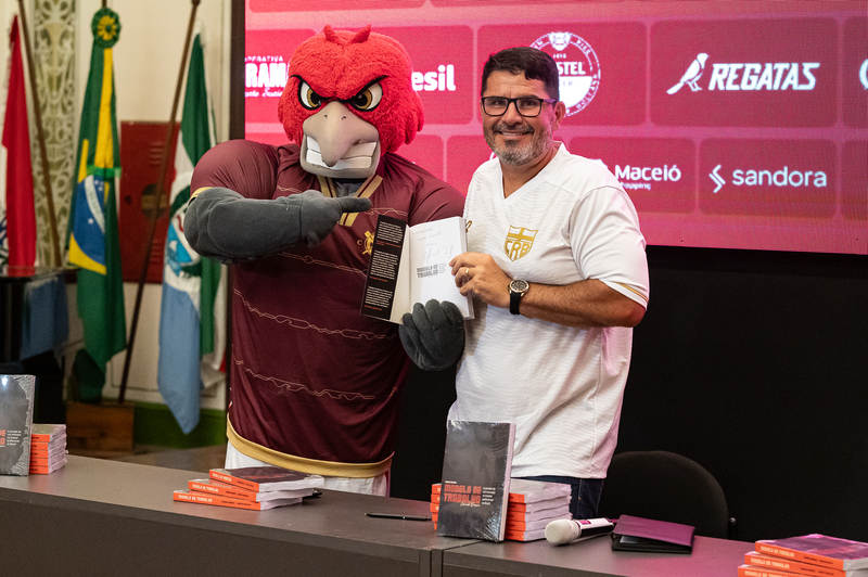 Técnico do CRB, Eduardo Barroca lança livro e participa de coletiva de início de temporada