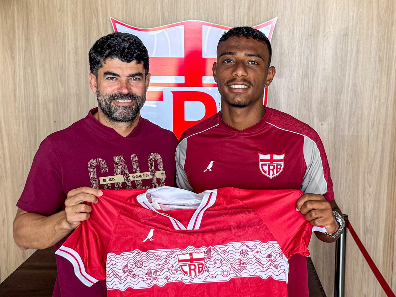 CRB apresenta oficialmente o zagueiro Lyncon no CT Ninho do Galo