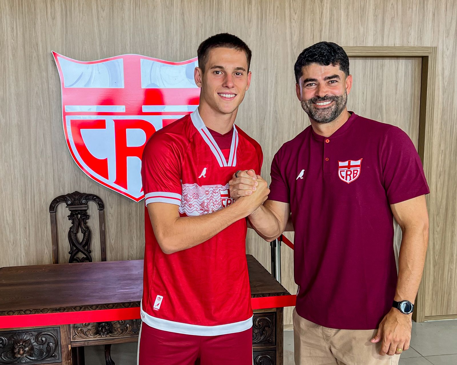 Meia Guilherme Estrella é oficialmente apresentado no CT Ninho do Galo