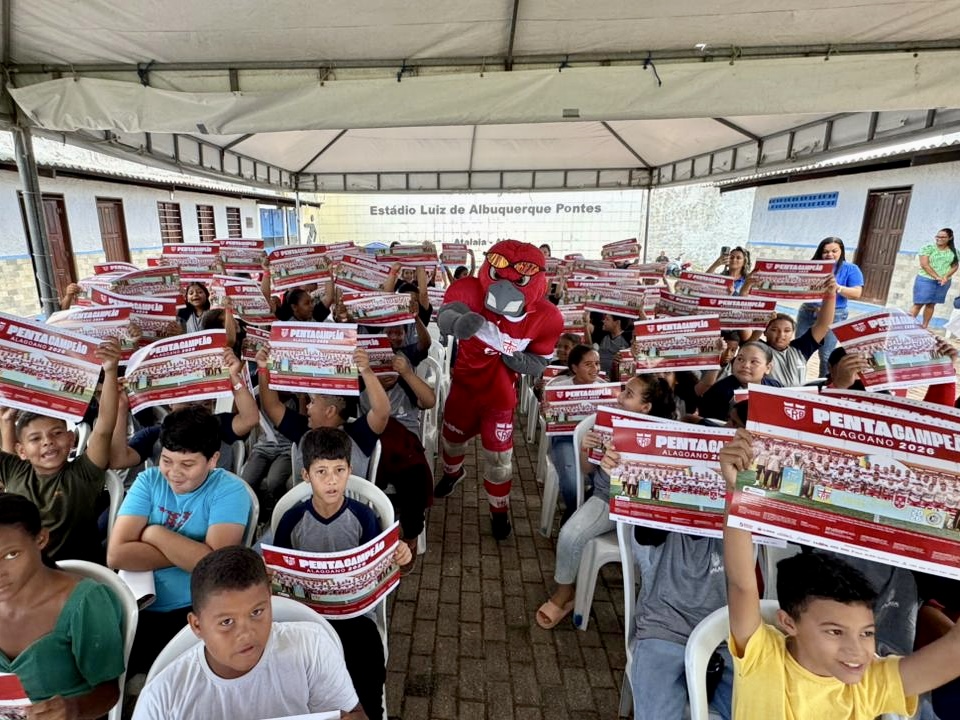 Avante Educação: CRB entrega 200 kits escolares para estudantes de Atalaia