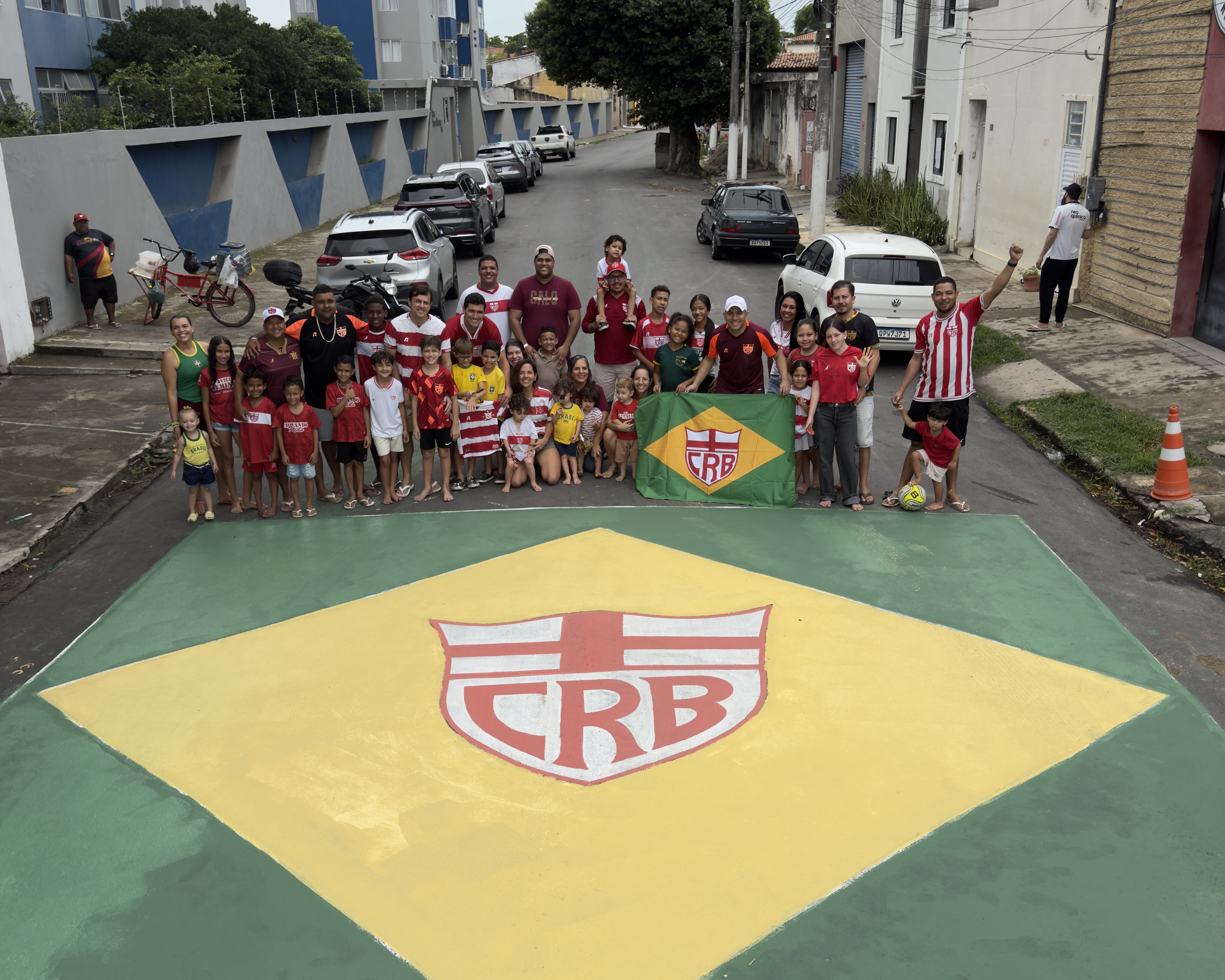 Em clima de Copa, Sócios Kids pintam o Casarão do CRB de verde e amarelo